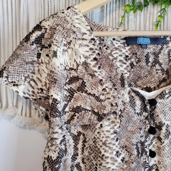 ANTHROPOLOGIE EVA FRANCO Snakeskin Print Button Front Short Sleeve Blouse sz XS - Picture 3 of 7